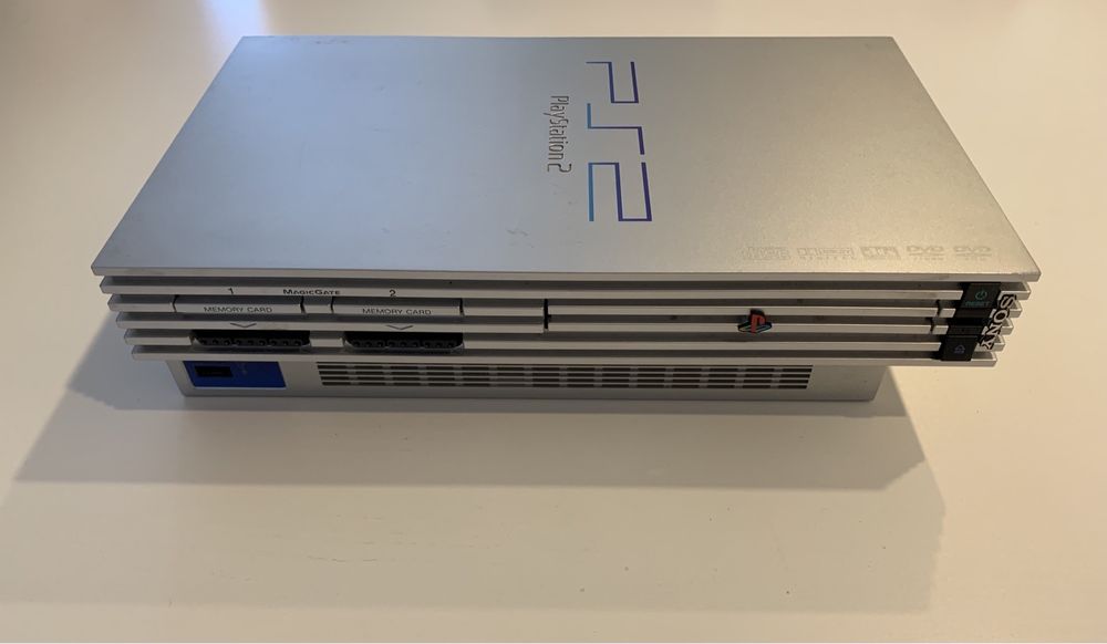 PlayStation 2 Silver Prestige Line – Box, Controllers, and Games64284417347329121