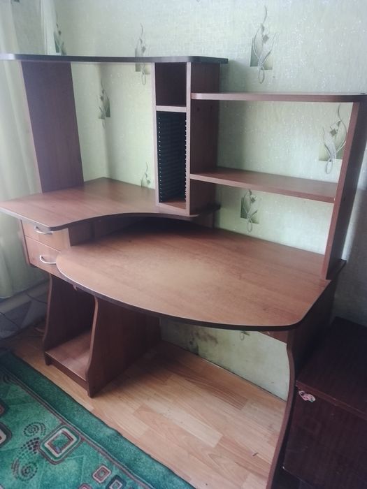 Стіл комп'ютерний