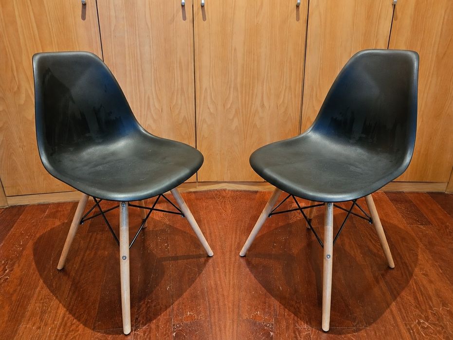 Duas cadeiras Estilo Eames Preta com Pés em Madeira