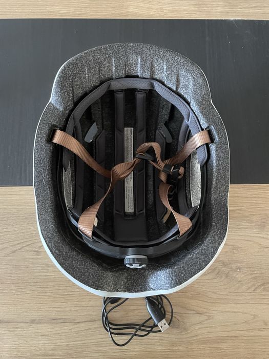 Capacete de bicicleta c/ luz de seguranca LED