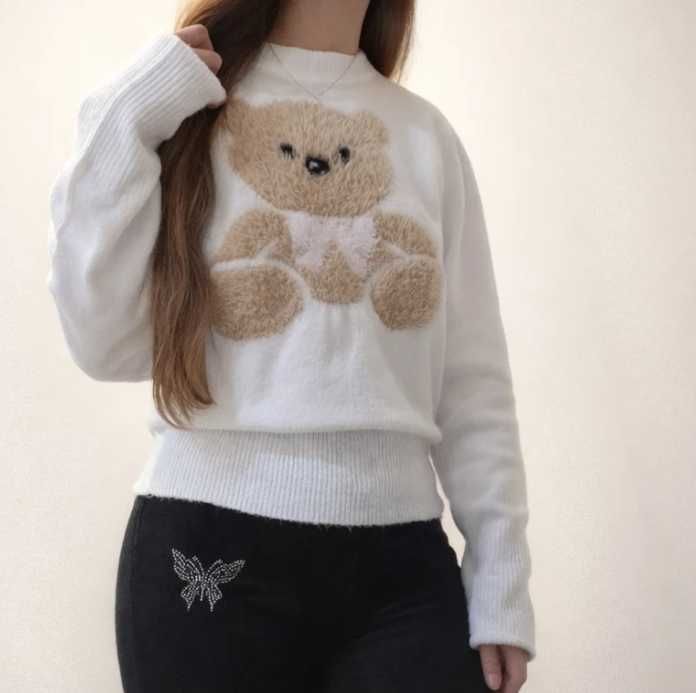Biały sweter z misiem