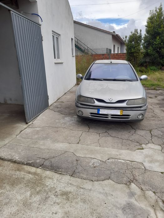 Vendo automóvel presente na foto