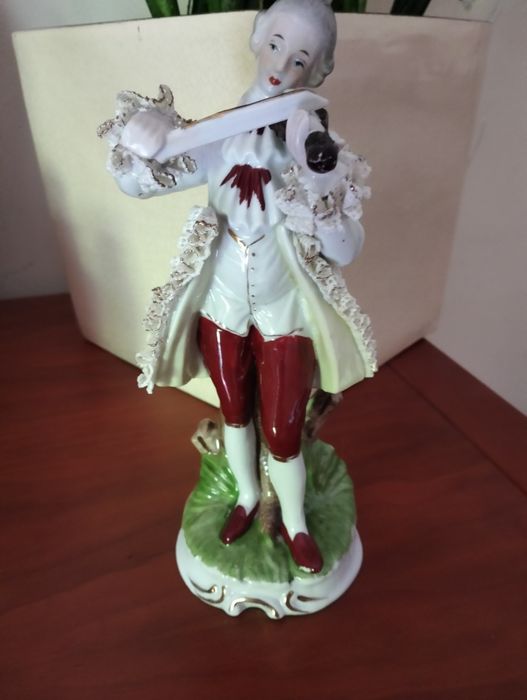 Par de Estatuetas Antigas em Porcelana - Casal de Músicos com Renda
