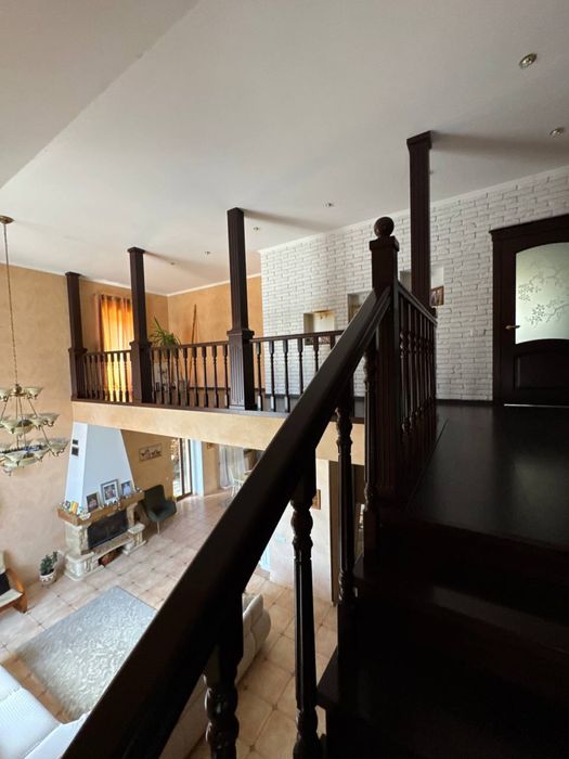 Будинок в сучасному стилі. Дніпршосе. Район новобудов в лісовій смузі