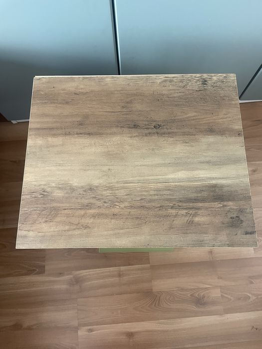 Mesa de cabeceira com gaveta