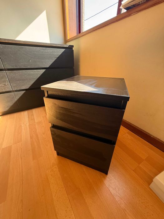 Mesa de cabeceira com 2 gavetas