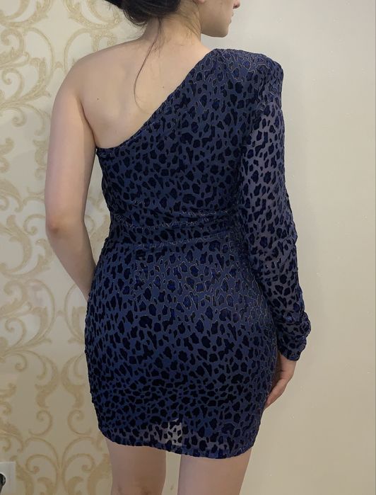 Коротке плаття з відкритим плечем