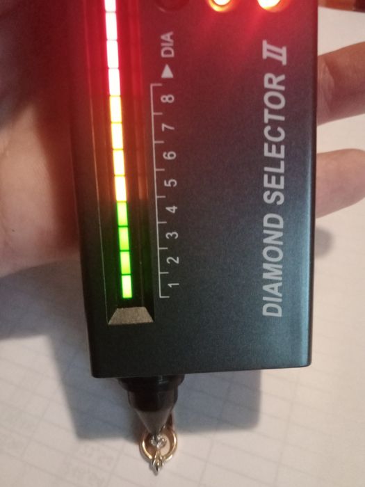 Продам кулон с бриллиантом.