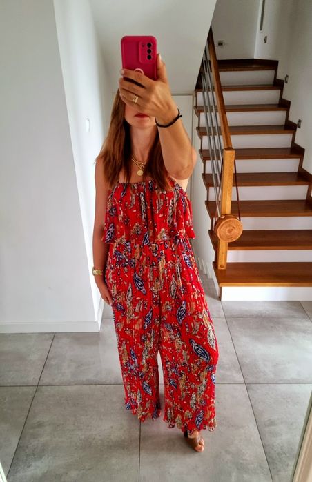 Kombinezon na cienkich, regulowanych ramiączkach