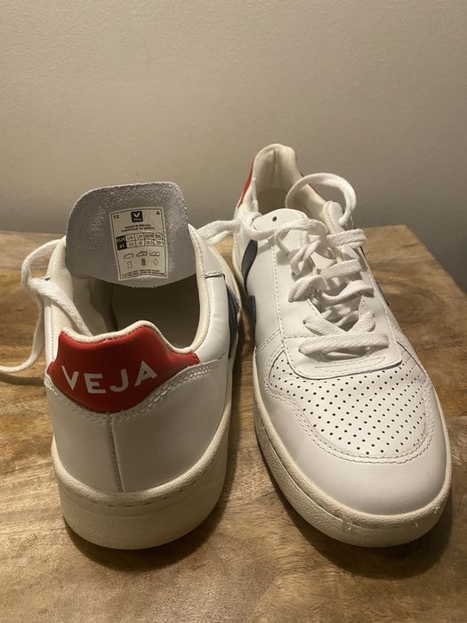 Tenis brancos da marca Veja.
