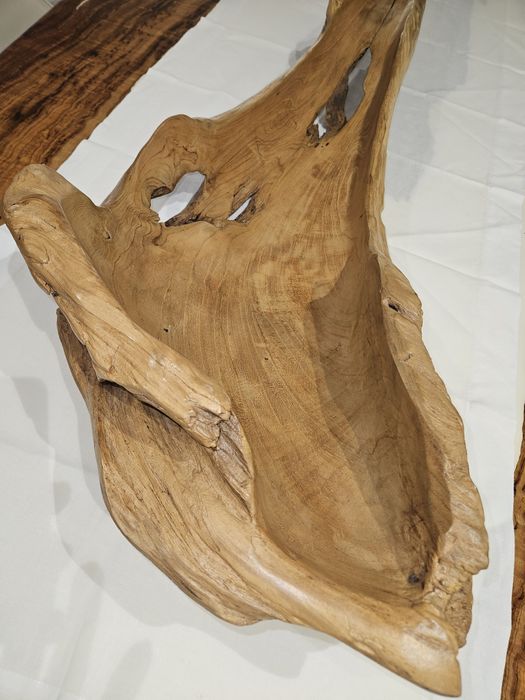 Peça decorativa em madeira natural ,esculpida à mão, dá para fruteira