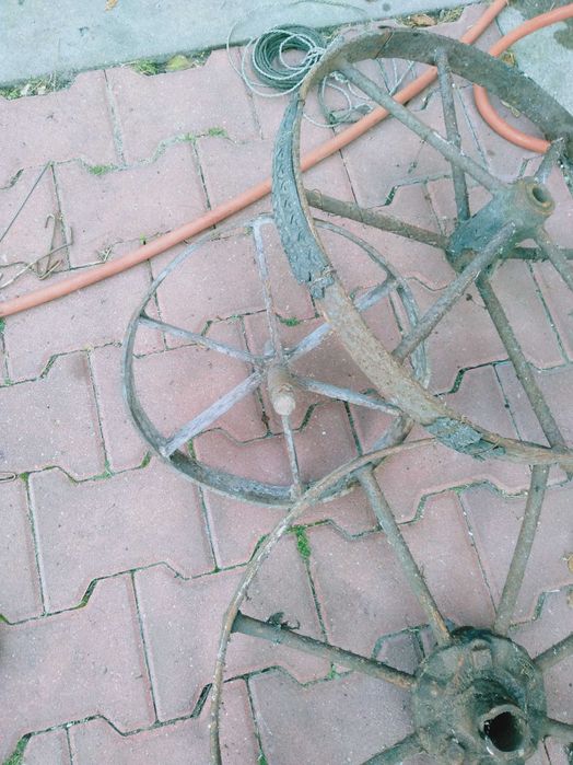 Metalowe koła od starych konnych maszyn rolniczych.