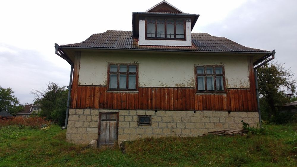 Особняк в Косові, півторачка з прибудовами