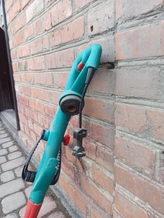 Продам електро трімер Бош