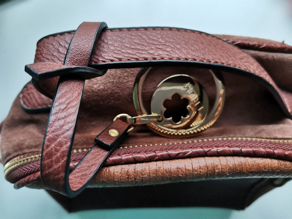 Mochila castanha com detalhes dourados