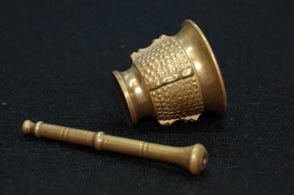 Almofariz vintage com pilão miniatura em bronze