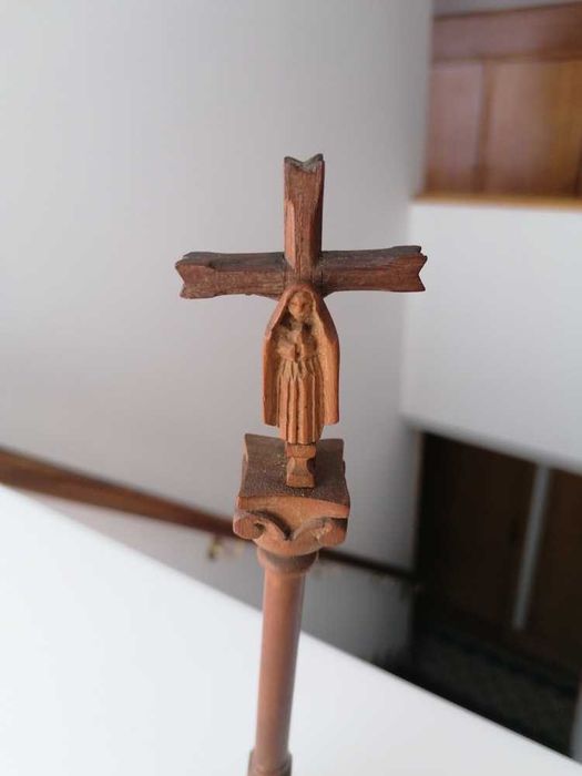 Pelourinho em madeira com duas imagens religiosas