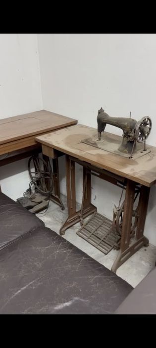 2 maquinas de costura Singer com móvel