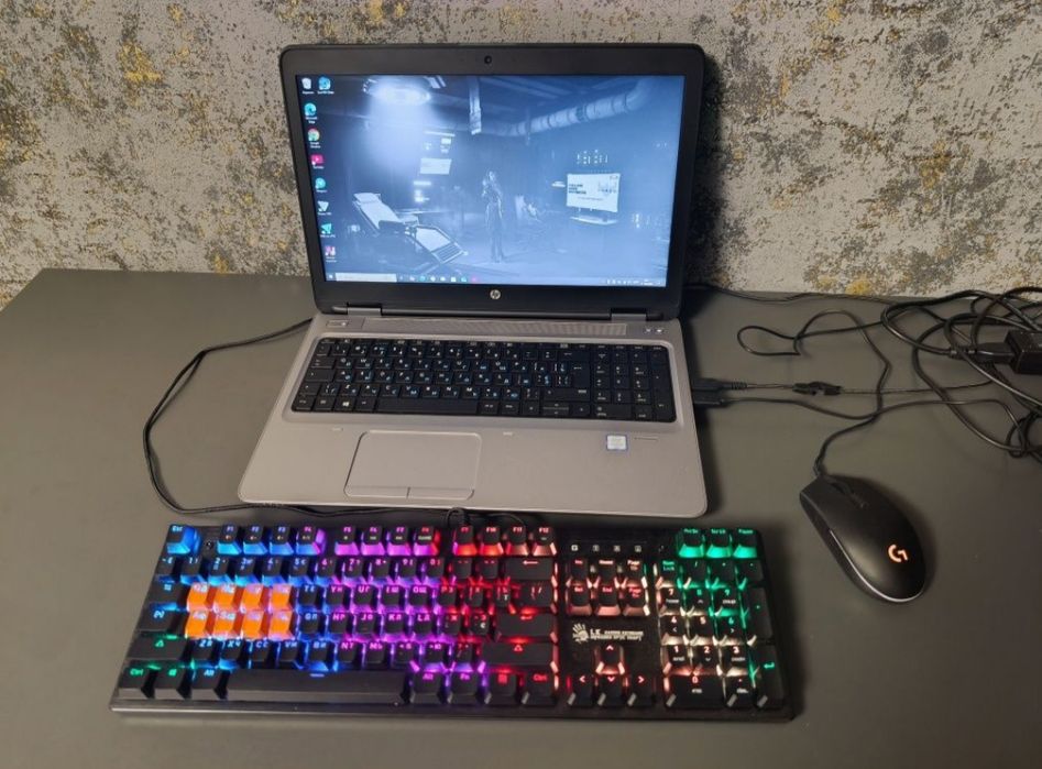 Продам ноутбук хорошій, в подарунок клавіатура і мишка