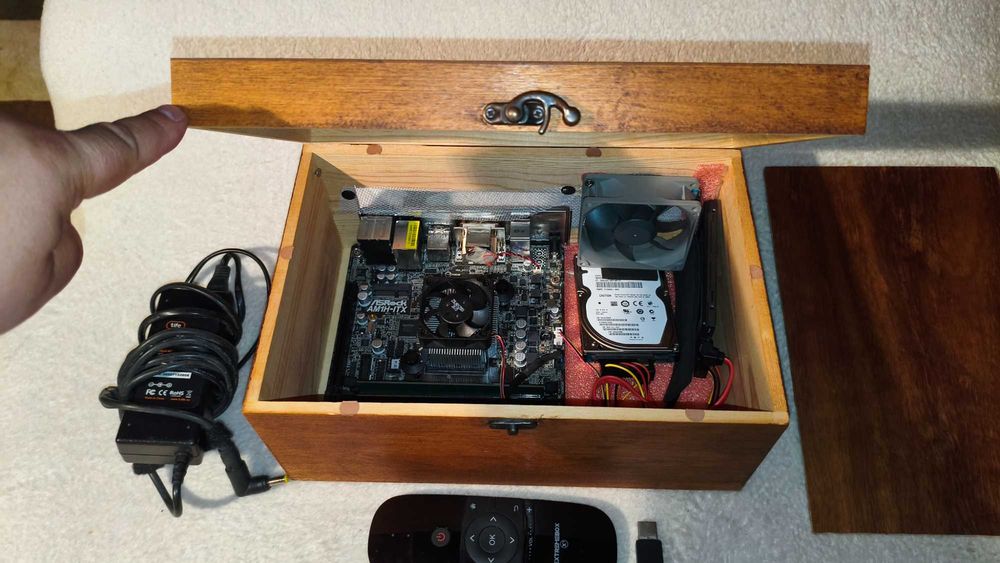 PC HTPC invisível c/ Windows 11 c/Comando apontador Teclado e Wifi // Custom Hidden Home Theater Personal Computer