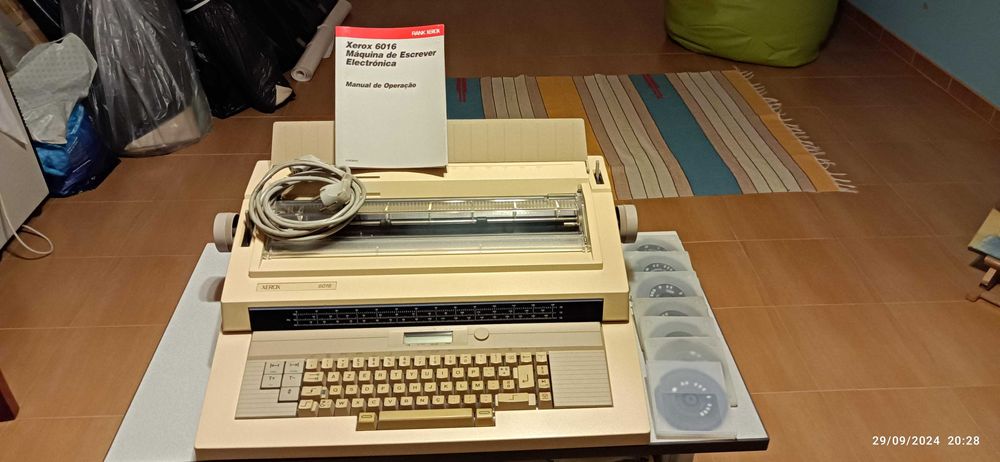 Máquina de escrever Eletrónica Xerox 6016