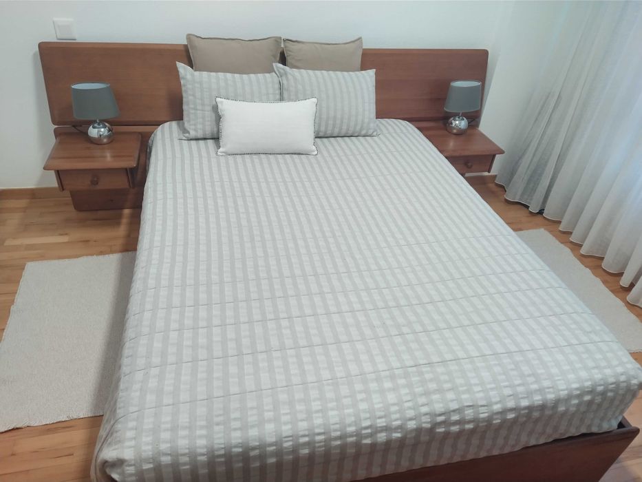 Cama em pinho mel