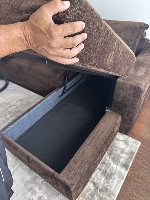 Sofa com chaisse de cor castanha