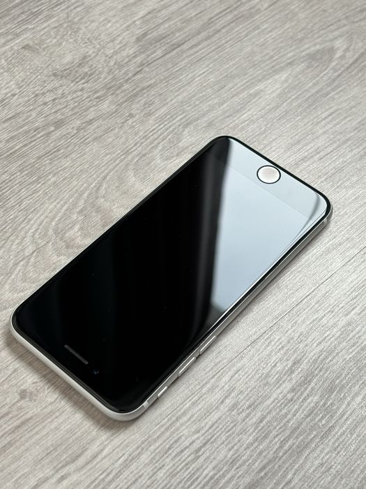 Apple SE, ідеальний стан.128gb.+2 шнура +2 чохла+ скло+коробка.