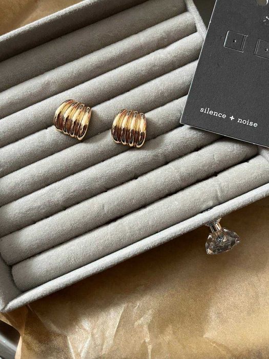 стильні сережки від urban outfitters
