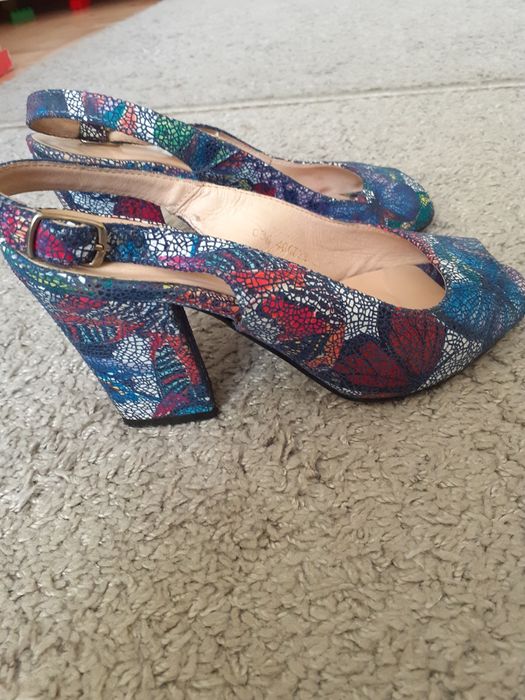 Śliczne sandały na obcasie r.36