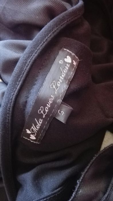 Klasyczna mała czarna elegancka sukienka model na jedno ramię rozm. S
