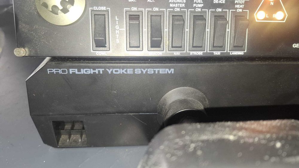 Logitech Quadrant Throttle, Yoke e Switch Panel