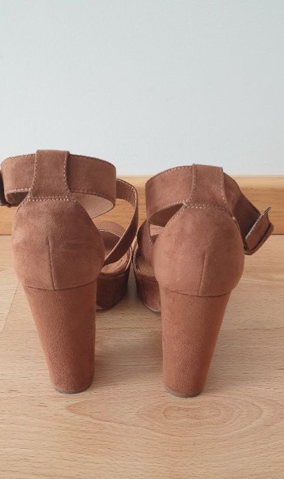 Sandálias camel H&M