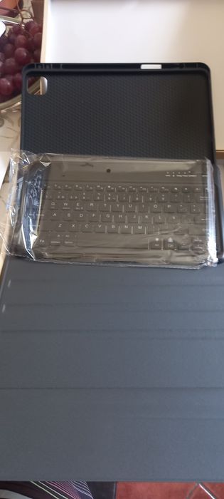 2 teclados 1 com mouse sem fios e outro so teclado