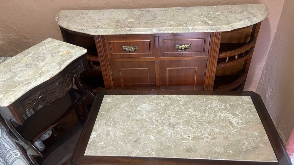 Conjunto de móveis em mogno, usados mas em bom estado geral: