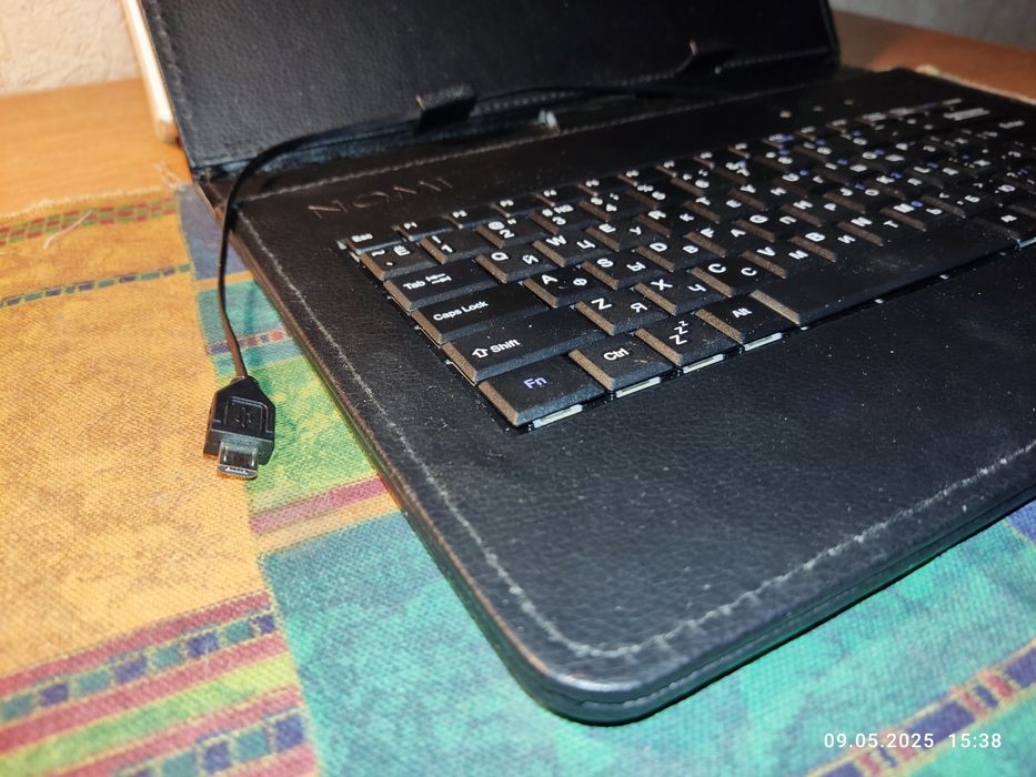 Чехол-книжка для планшета з клавіатурою