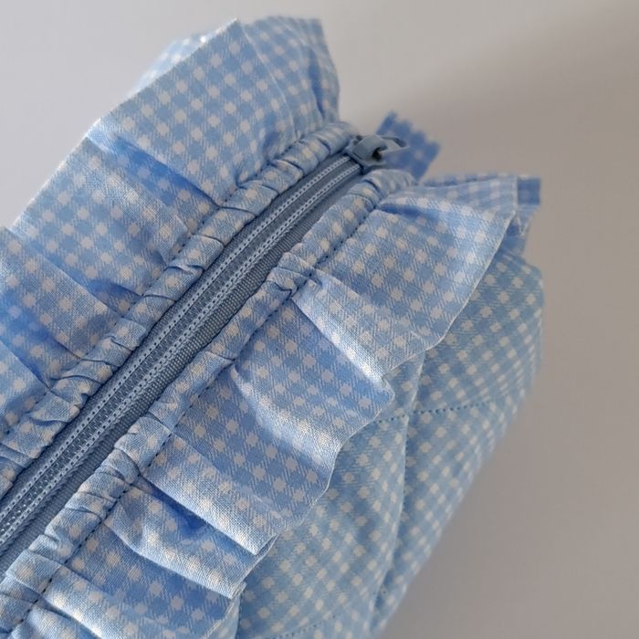 Pikowana kosmetyczna handmade z falbanką / Bawełniany organizer coquette