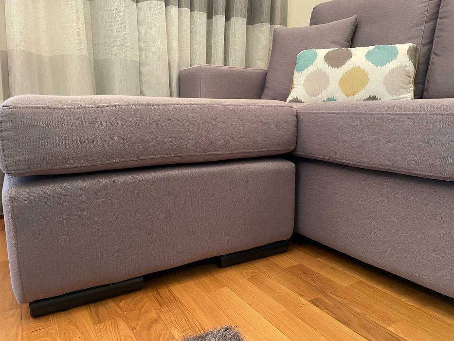 Sofá (praticamente novo), com 240x100cm e poof/chaiselong com 90x70cm