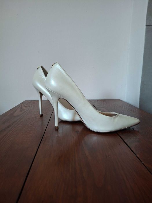 Szpilki perłowe Guess 37