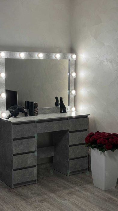 Туалетный столик, бьюти столик, макияжный. С подсветкой, с лампочками