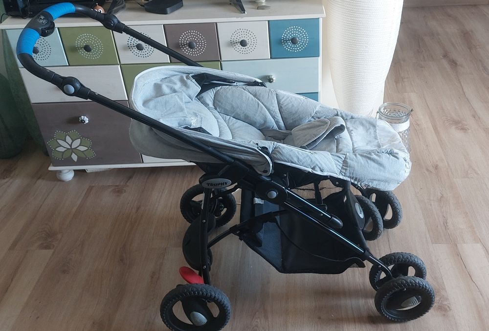 Carinho de bebé usado com capa de proteção