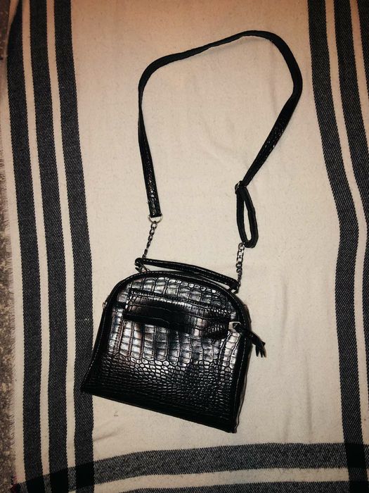 Сумочка на плече або  через плече