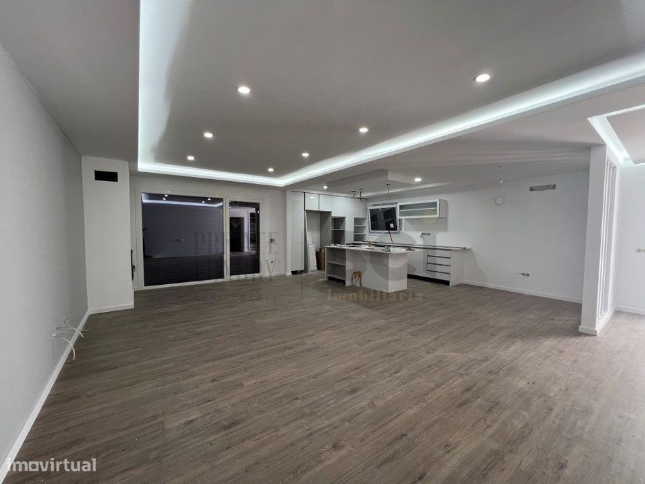 Moradia T4 Banda com Piscina | Cruz de Pau | Em Construção