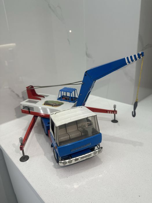 Stara metalowa ciężarówka, blaszana zabawka dźwig DDR PRL