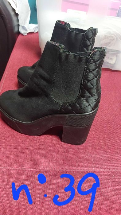 Vários sapatos em muito bom estado.  Alguns nunca foram usados.