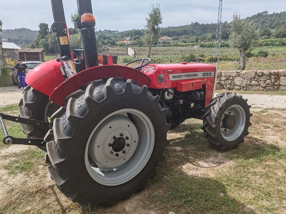 Trator Massey Ferguson 253 - troco por vinhateiro