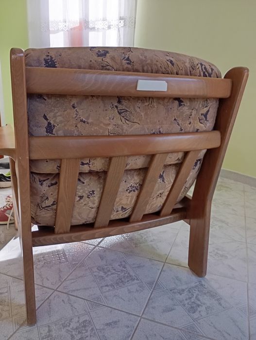 Consinto de sofá em madeira almofadas em tecido