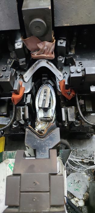 Máquina de montar bicos