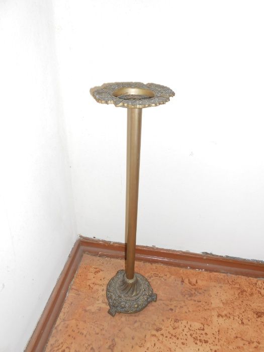 Cinzeiro de pé em cobre muito antigo com 59 cm de altura