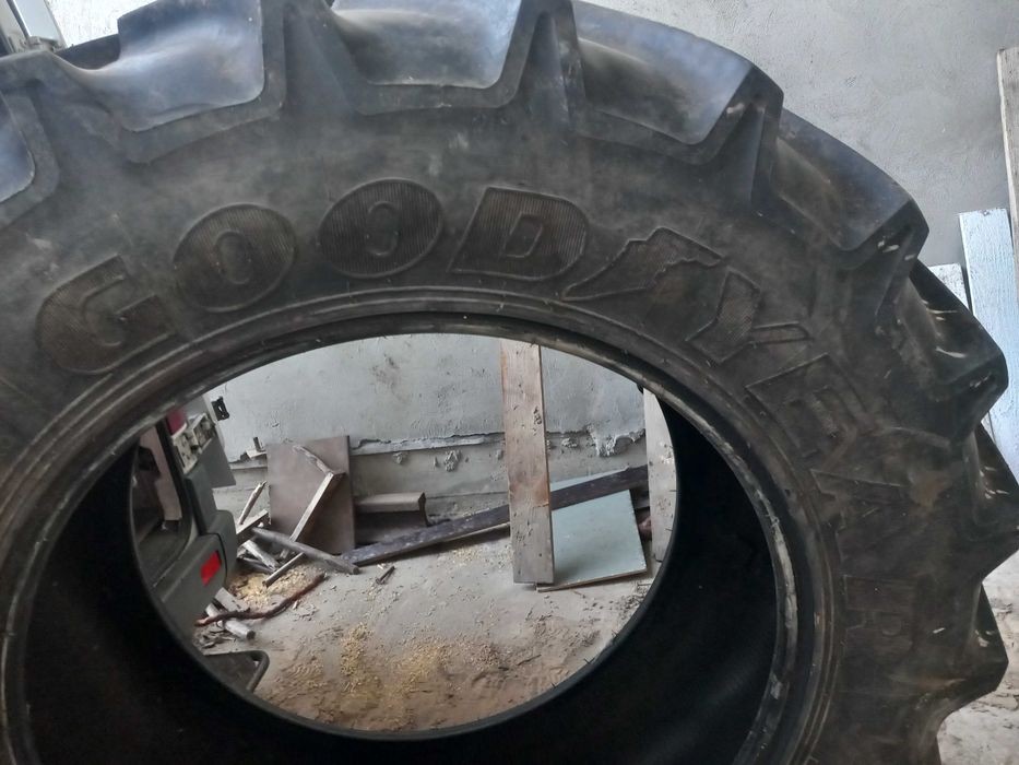 Ładna opona wzmocniona GOODYEAR - 34 (420/85) Uszkodzona